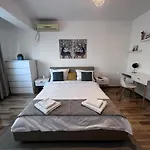 Villa Luminoasa Cu Curte Privata *