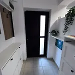 Luminoasa Cu Curte Privata Villa *