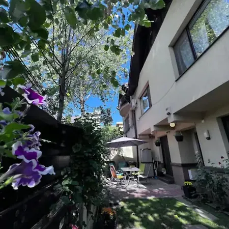 Villa Luminoasa Cu Curte Privata