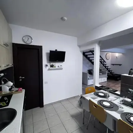 Luminoasa Cu Curte Privata Вилла *