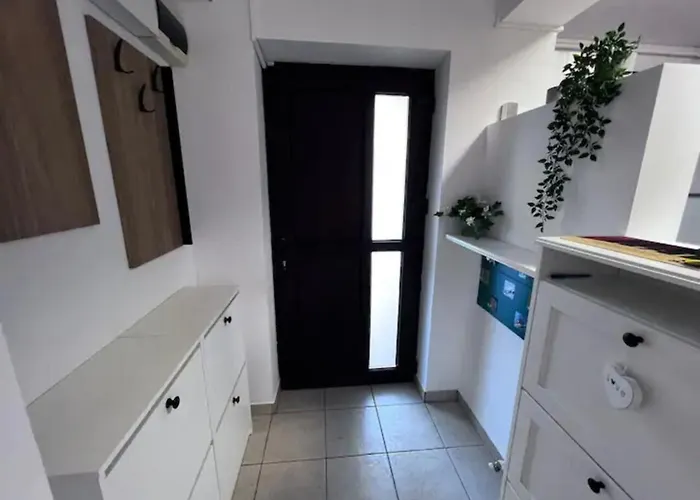 Luminoasa Cu Curte Privata וילה *