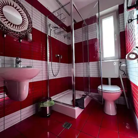 Villa Luminoasa Cu Curte Privata *