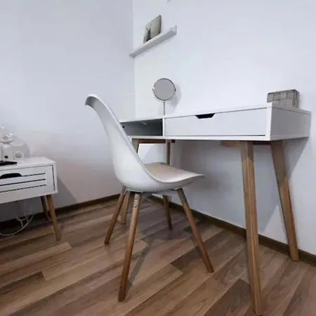 Luminoasa Cu Curte Privata וילה